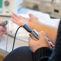 praktiker foretager vegatest med et apparat