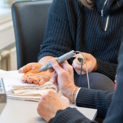 praktiker forklarer vegatest resultater til en klient